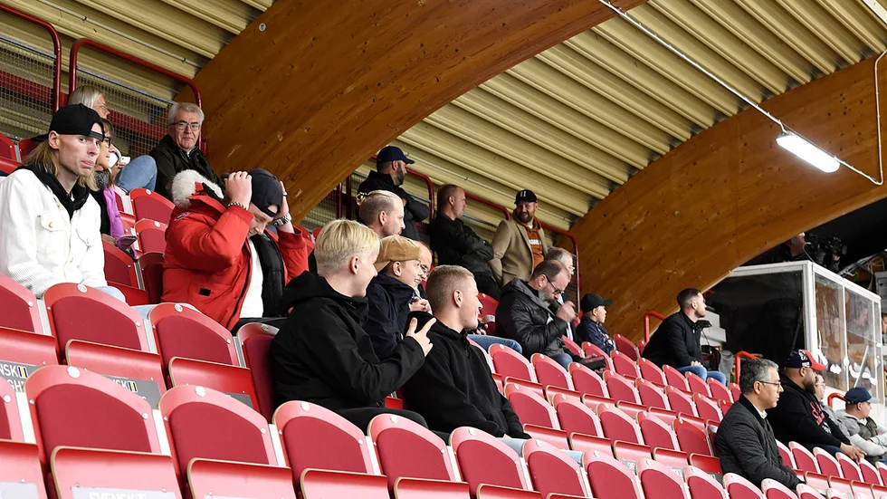 Numera kan VIK ta in 50 personer på läktaren och cirka 70 personer på Hyllan.