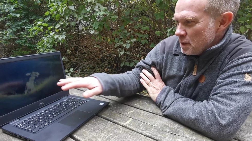 "Polispatrullen verkar bestämma sig för att ta hand om älgen själva. Och misslyckats ganska ordentligt vågar jag påstå", säger Jägarförbundets Henrik Falk.