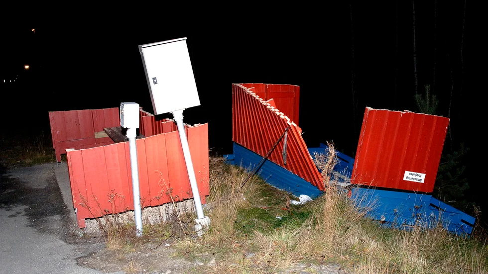 En avsågad busskur i Jämtön 2006.
