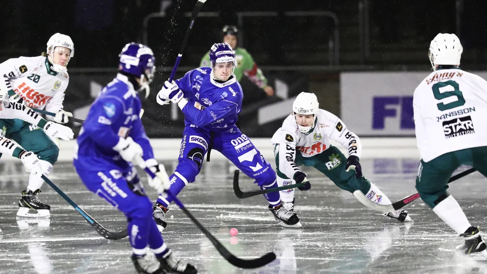 Elias Gillgren, skridskoskicklige backen, gjorde 1-0 till IFK Motala på en kontring efter hörna. Till slut blev det 1-1 mot Hammarby i cuppremiären i Vänersborg.