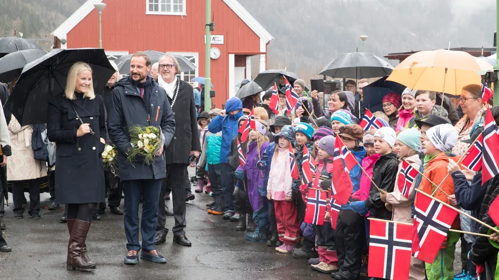 Kronprinsessan Mette-Marit och kronprins Haakon besöker Notodden-Rjukan industriarv. En bygd poetiskt skildrad av författaren Amalie Kasin Lerstang, med hög igenkänningsfaktor för krönikören.