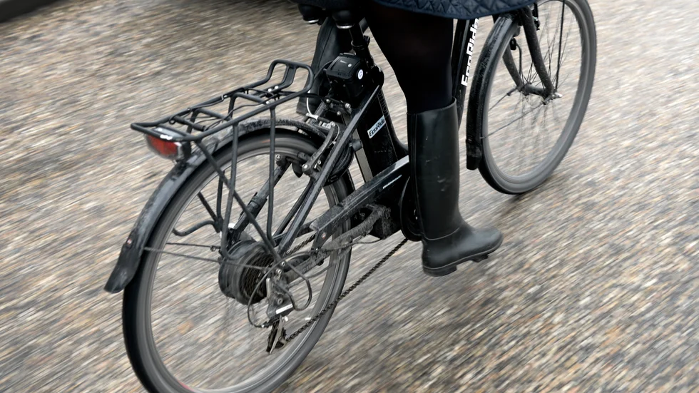 Insändarskribenten är oroad över att bli påkörd av cyklister och elcyklar på trottoaren vid Eskilsgatan.
