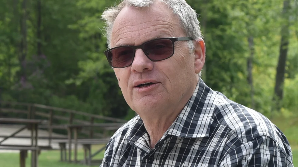 Bertil Carlssons svärföräldrar som är i nittioårsåldern smittade både honom och sambon med corona. Detta trots att alla fyra var fullvaccinerade.