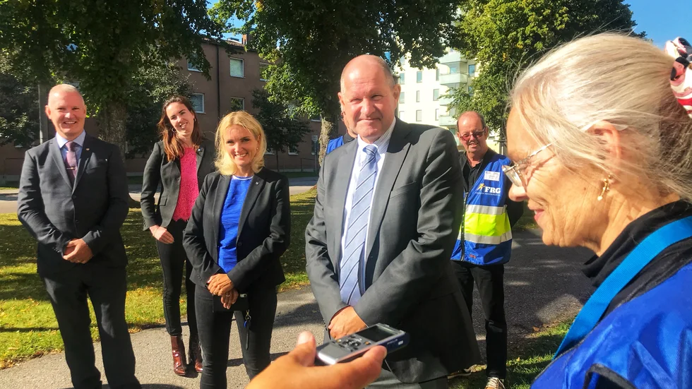 MSB-generaldirektören Dan Eliasson flankerad av kommunchefen Maria Wikström och FRG Älvkarlebys Veronica Karlsson. 