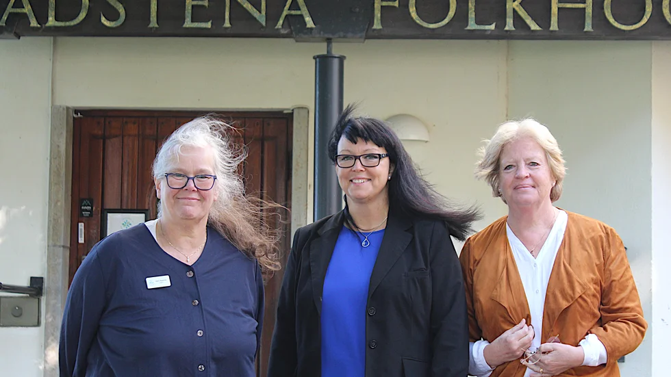 Karin Nyström, rektor som ska sluta, Carina Boman, ny rektor för Vadstena folkhögskola och Ingrid Cassel, ordförande i folkhögskolestiftelsen Vadstena folkhögskola står inför ett nytt läsår.