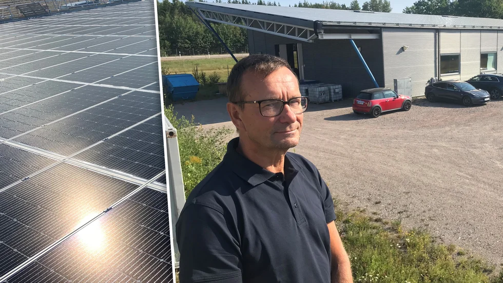 Vd Ulf Lindner framför fabriken som fått solpaneler på taket. – Det är en otroligt skön känsla att kunna producera miljövänlig el, säger han. 