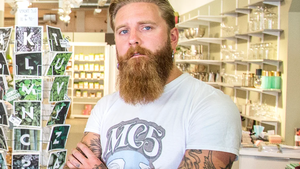 Edvin Holm, art director på byrån Knak, har formgivit förpackningarna. Det är fjärde året i rad som han nomineras till Svenska designpriset.