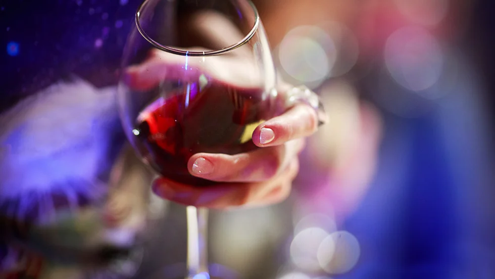Bilföraren uppgav i förhör att hon hade druckit ett glas vin strax innan hon satte sig i bilen och åkte och handlade. 