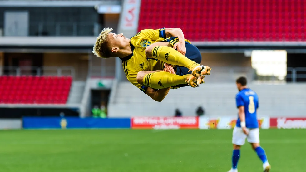 Pontus Almqvist firar sitt första mål i U21-landslaget.