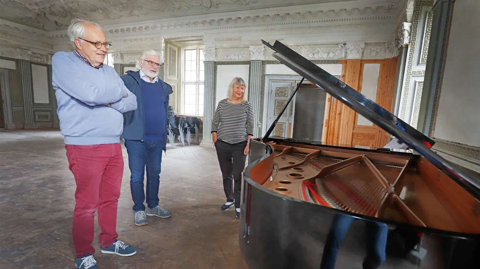 Nöjda. Hans Wester, Thomas Perdius och Eva Hultén är både glada och stolta över att ha flygeln på plats.
