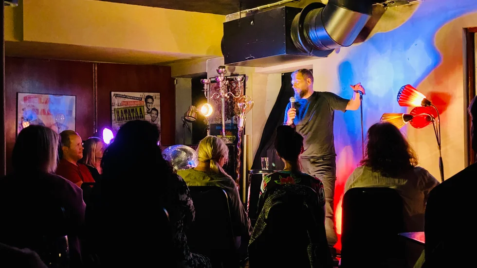 Stand up-veteranen Magnus Betnér har blivit mindre arg med åren men levererar fortfarande pricksäker och angelägen humor, skriver vår recensent.