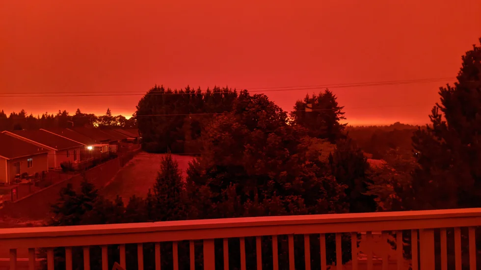 Rök och lågor färgar himlen i staden Salem i Oregon.