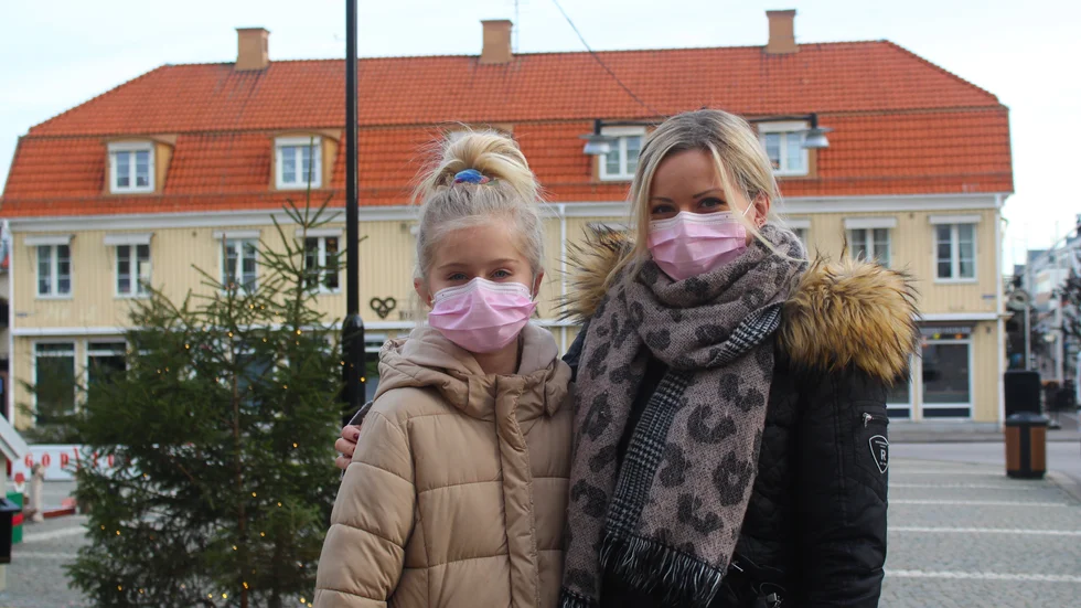 Nathalie Lundmark och Thania Persson bar munskydd under sin shoppingtur.