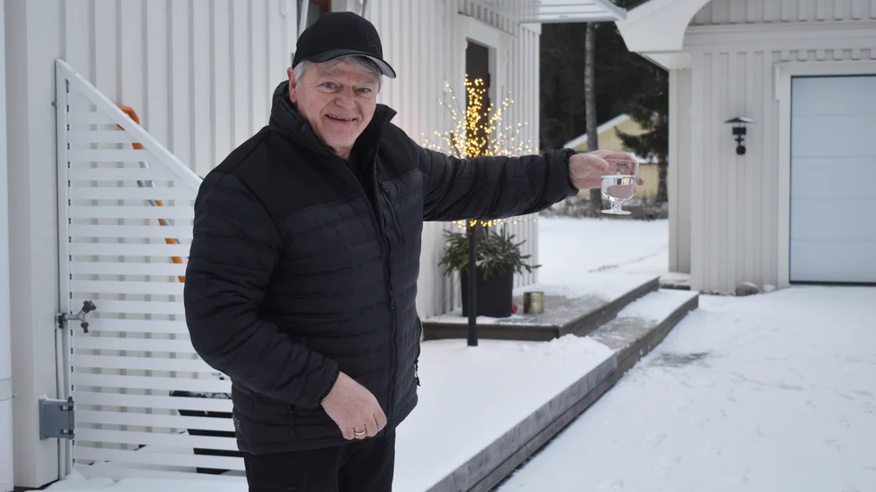 Håkan Nordfelth har bott i Södra Bergsbyn sedan 35 år tillbaka och upplevt att kranvattnet varit av varierande kvalité. I måndags fick han vatten från de nya ledningarna och är mer än nöjd.
