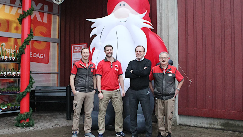 Thomas Samuelsson, nya butiksägaren Patrik Borg, Willy Jernberg och Krister "Putte" Pettersson informerar om kommande ägarbytet.