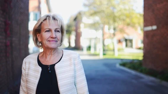 Ann-Sofi Tapani debuterar som poet med "Under norrskenet blir jorden liten".