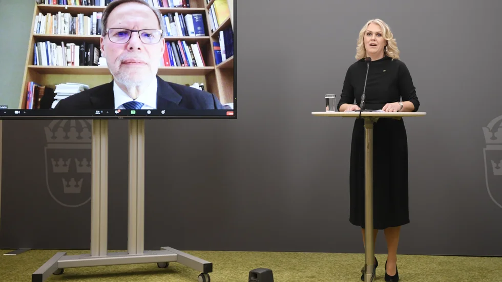 Att Hallengren (S) ens medverkade på coronakommissionens presskonferens är långt ifrån självklart.