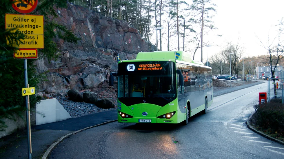 I tretton timmar hann busschaufförerna känna ett visst lugn över att man slipper möta biltrafik på vägen bakom akuten. Nu är bommen borta igen.