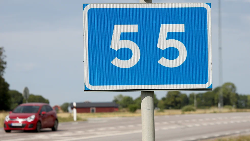 Två gånger om ertappades lastbilschauffören med att köra för fort och utan giltigt körkort på väg 55. Nu åtalas han vid Eskilstuna tingsrätt.