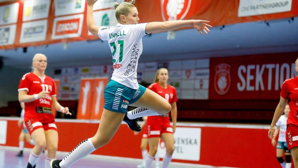 Hanna Cleve spelar i SHE:s serieledare, Skuru från Nacka. Motalatjejen är nu tillbaka efter knäskada och siktar på SM-slutspel i vår.