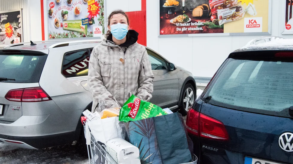 Malin Erlingsson bär munskydd av solidaritet med andra.