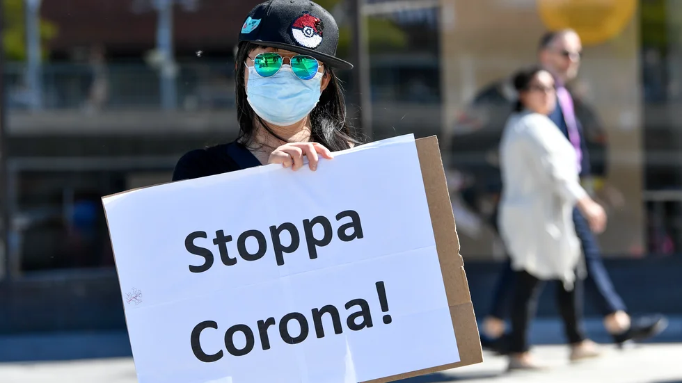 Den här bilden är från en mer stillsam Coronaprotest än den som förekommer i texten här nedan. 
