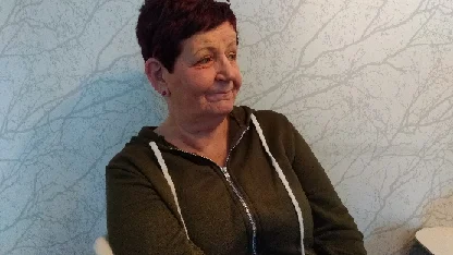 Carina Rosengren är besviken över att hon inte får förtur för att vaccinera sig inom jobbet som personlig assistent. Anledningen är att hon är över 64 år.