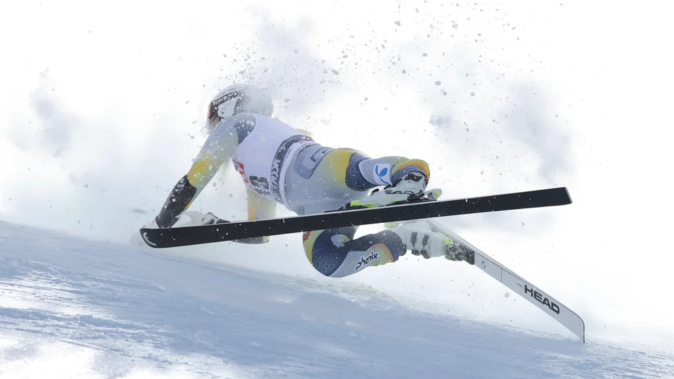 Kajsa Vickhoff Lie råkade ut för en otäck krash i Super-G-loppet i världscupen.