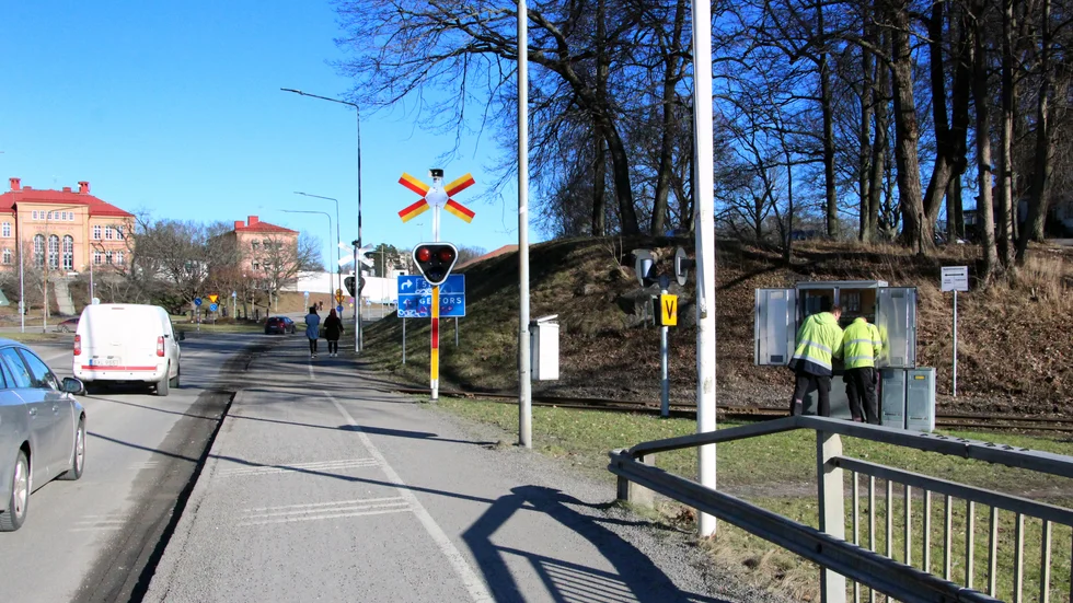 Ett misstänkt kontaktfel gav rött ljus vid övergången till Bergslagsbron i Finspång.