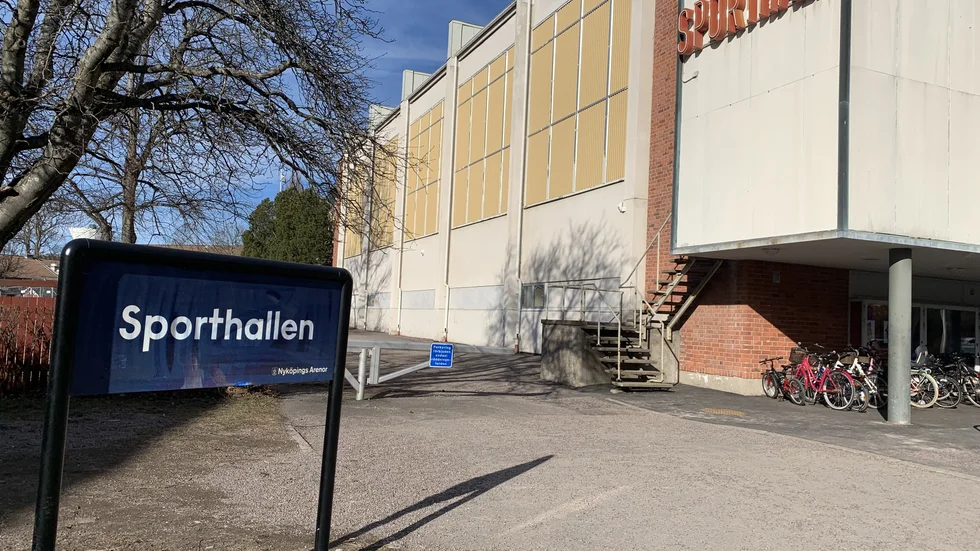 För att komma till rätta med problemet vore det bra om Sporthallen fick en egen vaktmästare, anser Nyköpings basket. Det skulle inte lösa problemet, säger Lasse Persson, på Nyköpings arenor.