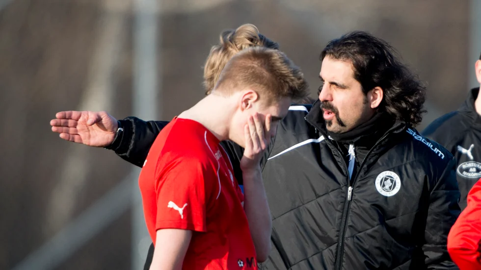 Melke Alan i NBIS-klädsel. Nu har tränaren fått en ny roll inom fotbollen.