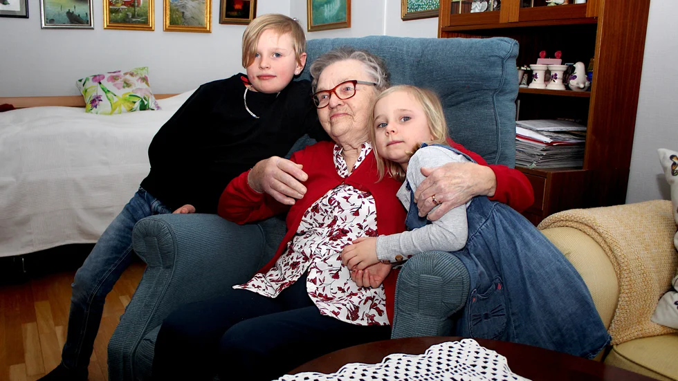 Anjas barnbarnsbarn Mio, 8, och Signe, 5, har fått vänta ett år på att krama henne. Nu är det fritt fram och de kan även hälsa på henne i hennes bostad på Boken i Mjölby.