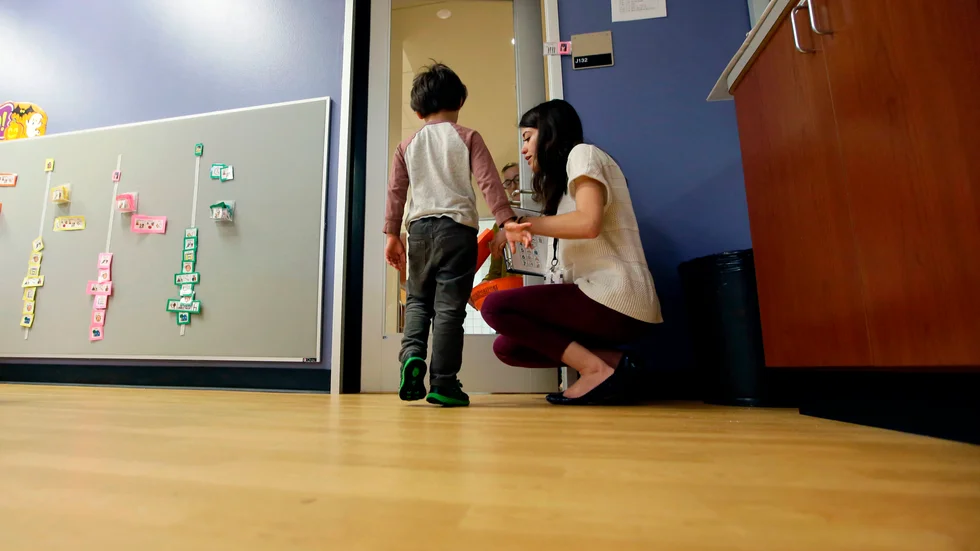 Förskolan och skolan spelar en viktig roll. Den rollen behöver stärkas ytterligare för att tidigt upptäcka och stötta alla pojkar och flickor med autism.