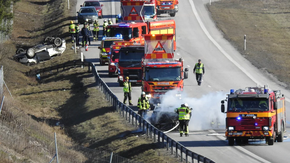 Den ena bilen inblandad i olyckan voltade och landade på taket. Den andra började brinna, men släcktes snabbt av räddningstjänst.
