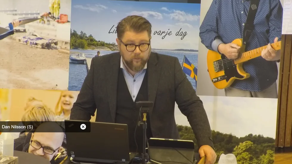 Västerviks kommunalråd Dan Nilsson (S) fick besvara Vänsterpartiets interpellationer om löneklyftor och motioner.