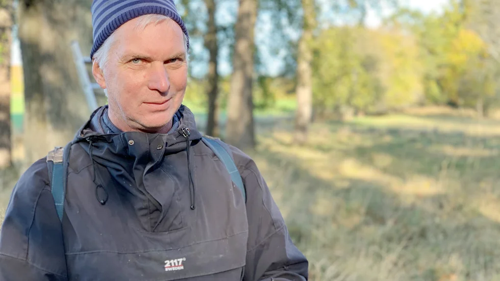 Gunnar Myrhede var en av tre personer från Motala Biologiska förening som i helgen rensade fågelholkar ute vid Sjöbo-Knäppans naturreservat. 