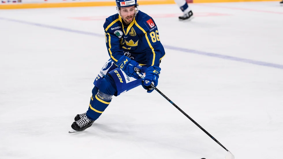 Mathias Bromé i Tre Kronor under hemmaturneringen i februari. Nu väljer förbundskaptenen Johan Garpenlöv att satsa på spelare som han vet är tillgängliga för VM. Arkivbild.