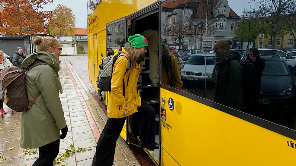 Sofia Sjöberg och Lena Carlson kliver på bussen mot Uppsala. Något som de kommer att fortsätta göra trots de nya allmänna råden från Folkhälsomyndigheten.