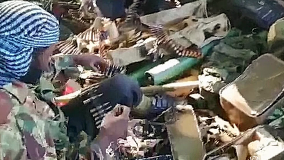 IS-anslutna jihadister från Moçambique tog i augusti i år över en hamnstad i nordöstra delen av landet, och har dessutom börjat att attackera mål i grannlandet Tanzania. Bilder tagna av terrorgruppen visar en stor mängd vapen och ammunition som erövrats av Moçambiques armé efter en attack.
