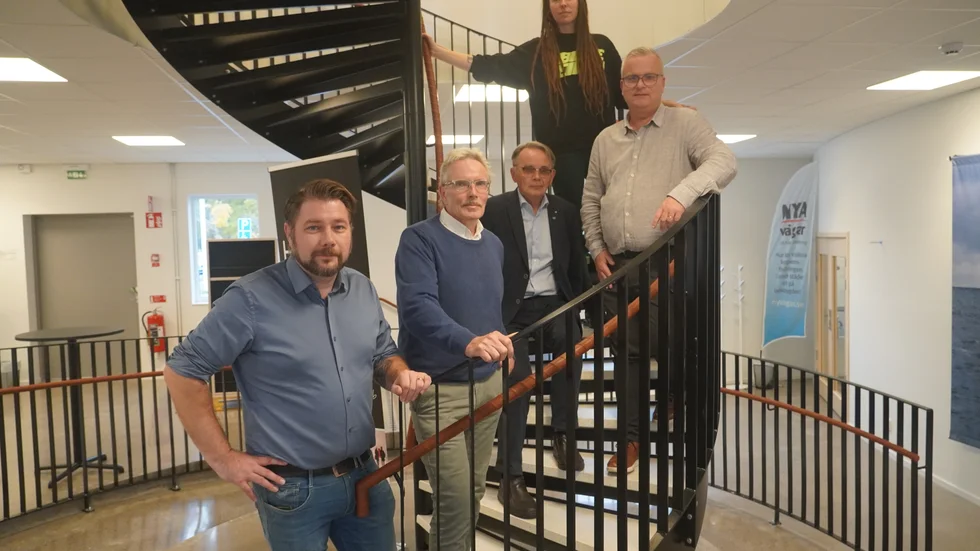 Positionsförändringarna i flera politiska frågor visar på tjusningen med minoritetsstyren, vilka har ett inbyggt incitament till dialog och anpassning, skriver ledarskribenten. Från vänster Dan Nilsson (S), Kenneth Hardy Axelsson (L), Conny Tyrberg (C), Anna Bodjo (MP) och Jonas Jalkteg (WP) i samband med att koalitionen presenterade sin budget i oktober förra året.
