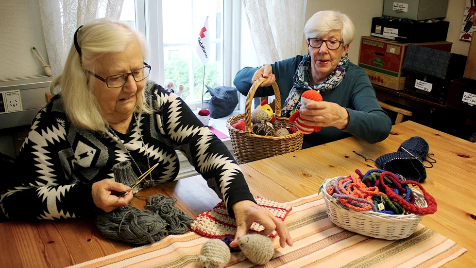 Signe Hägg stickar på sockar och Barbro Ahlin gör en mössa