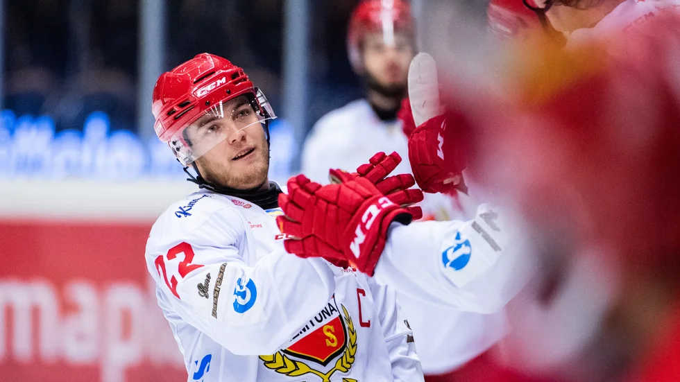Emil Berglund och hans Almtuna tar emot AIK.