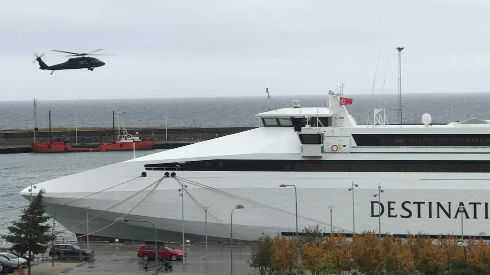Två av Försvarsmaktens helikoptrar var under torsdagsförmiddagen i Visby hamn och begav sig sedan vidare mot Snäckhållet.