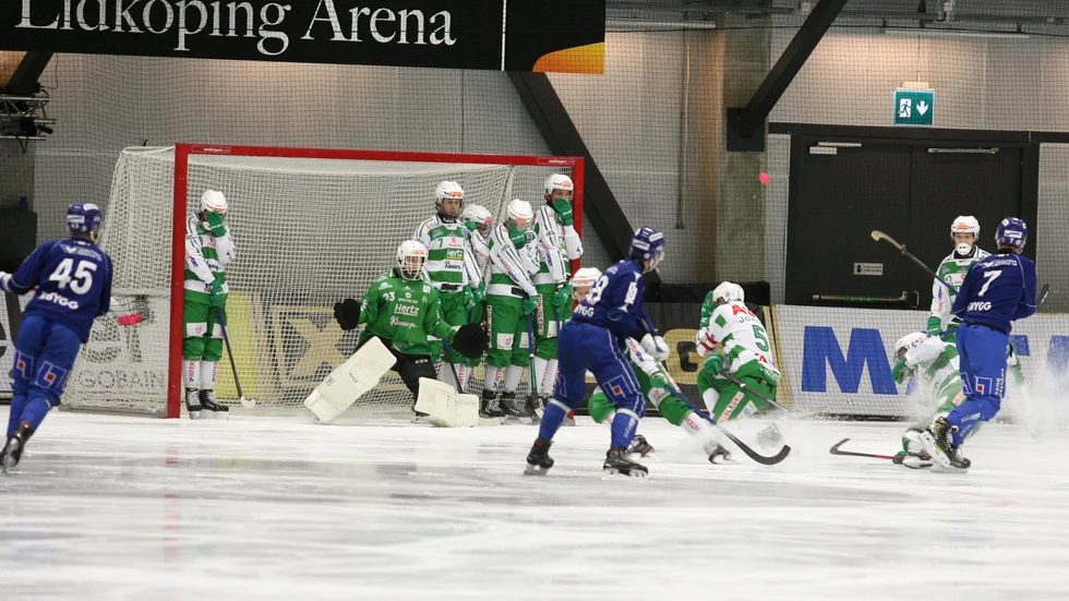 IFK Motala, här Kasperi Hirvonen och Simon Fröjd på skottposition, skapade totalt 16 hörnor i de tre matcherna i Svenska cupen. Men inget hörnmål blev det. Redan efter två matcher var IFK utslaget.