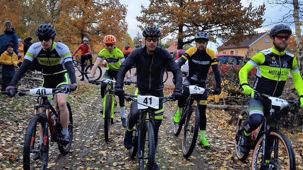 Dan Bernström står redo mitt i startfältet för Motala AIF:s första MTB-KM. Dan besegrade brorsan Jocke Bernström, svensk mästare i H30 och ex-landslagsåkare, med en sekund, 18 åkare kom till start i Fålehagen.