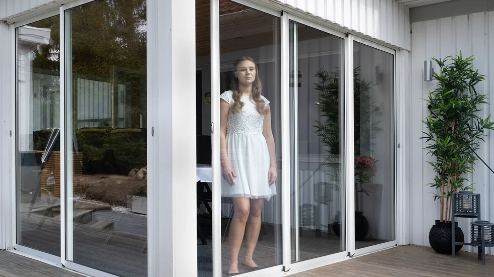 Juryns pris för bästa bild utifrån temat ”kaos” 2020. "Wilma" av Kicki Lundgren. Den unga kvinnan är finklädd, men kan inte gå på festen. Aktuellt i coronatider.