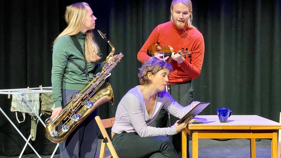 Folkmusikduon Andersson & Bülow sätter en lekfull guldkant på Teater K:s föreställning "Livskrisen" som handlar om klimatet. På bilden ses Alice Andersson, Julia Fries och Adam Bülow. 
