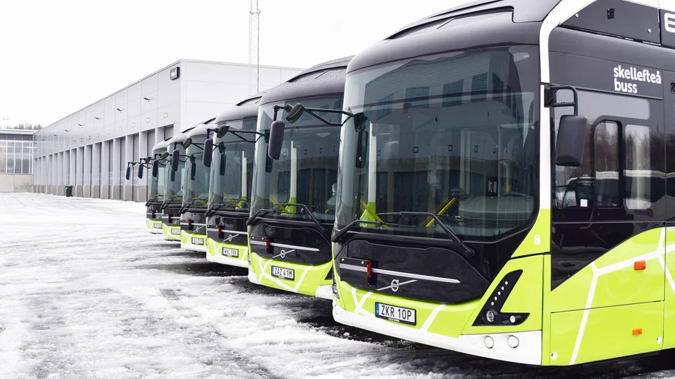 Busslinje 4 har många turer, men saknar passagerare enligt skribenten.
