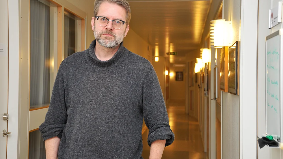 Tryggve Nevéus delar sin tid som läkare vid Akademiska sjukhuset och forskare vid Uppsala universitet. Han berättar om hur hans pappa dog i covid-19.