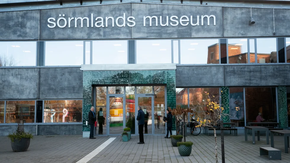 Insändarskribenten tycker att Region Sörmland har dubbla budskap. På hemsidan avråder de från att besöka museer samtidigt är Sörmlands museum öppet.